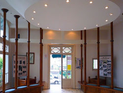 Des spots encastrables dans une salle de bains