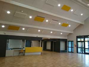 Installation de lumières dans une salle des fêtes